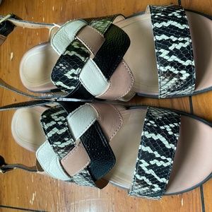 Vionic  SOOO cute and supportive. goes with so many outfits! Like new!